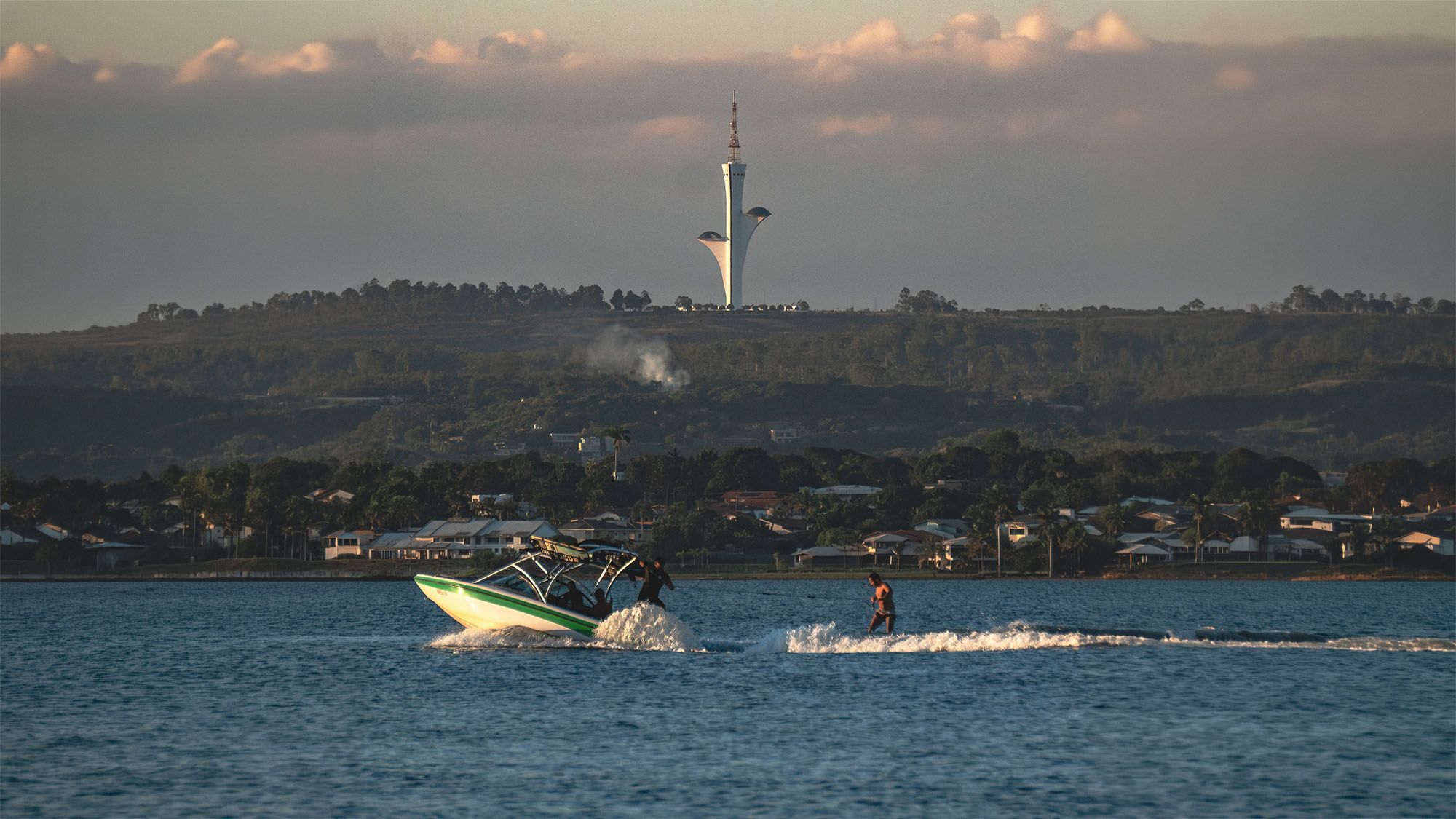 Wakeboard passando em frente à Torre Digital de Brasília, vista do lago