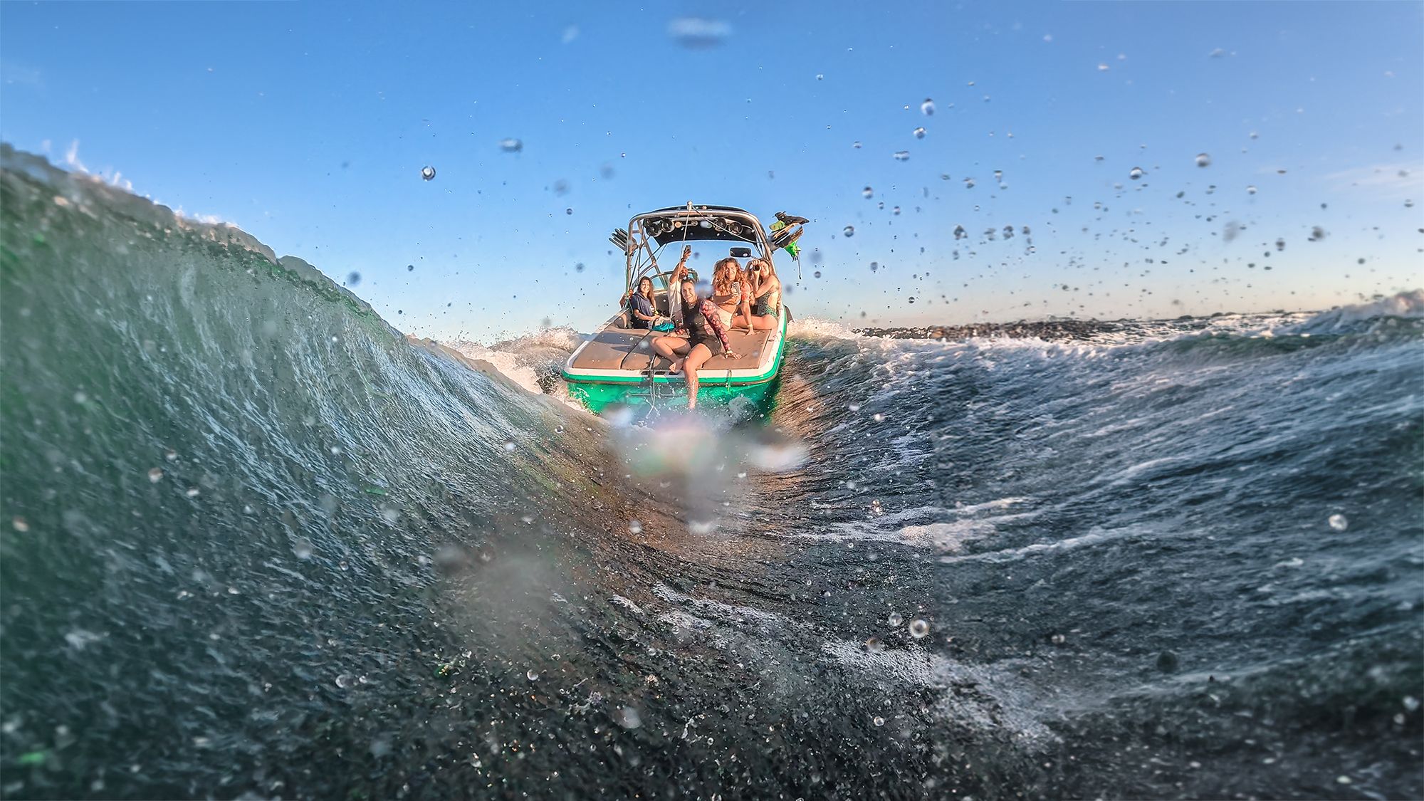 Vista de dentro da onda da lancha com o grupo se divertindo a bordo no Lago Paranoá